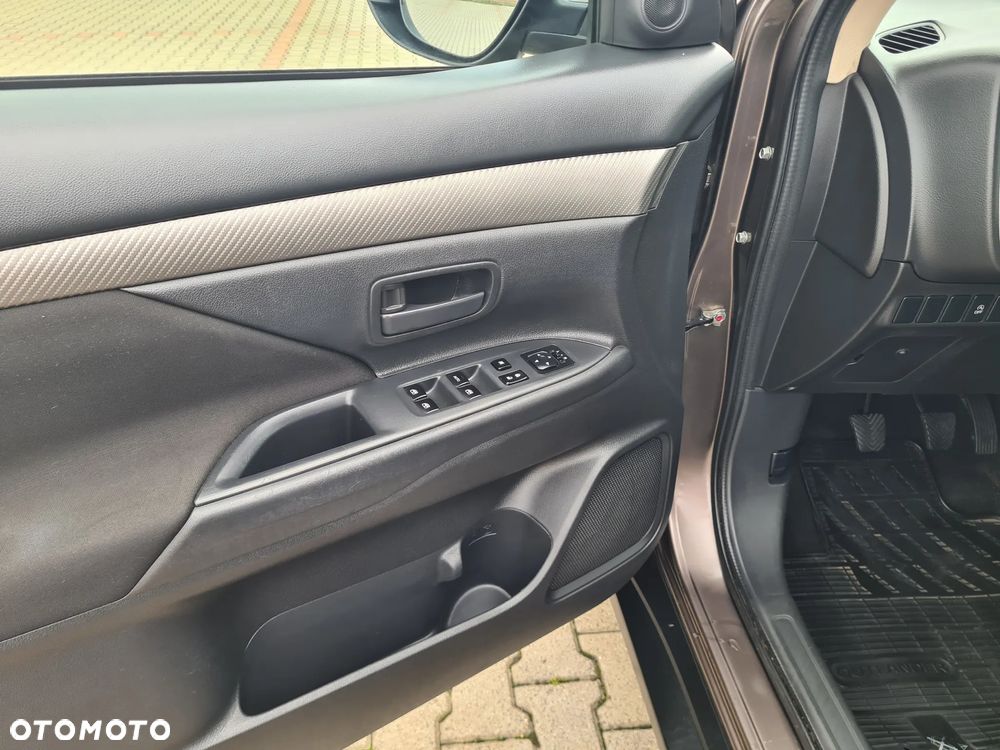 Mitsubishi Outlander 2.0 Invite + 2WD - 5