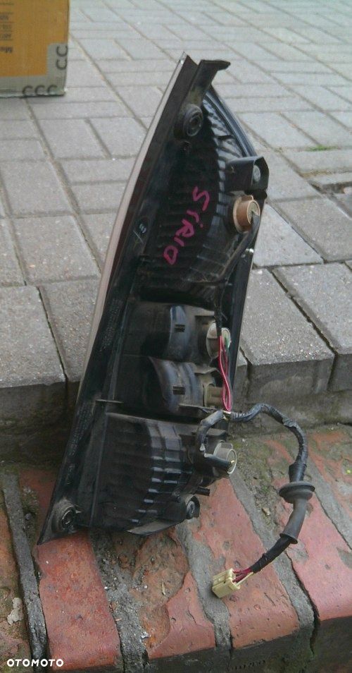 DAIHATSU SIRION II 2005-2014 LEWA TYLNA LAMPA ORYGINAŁ EUROPA - 2