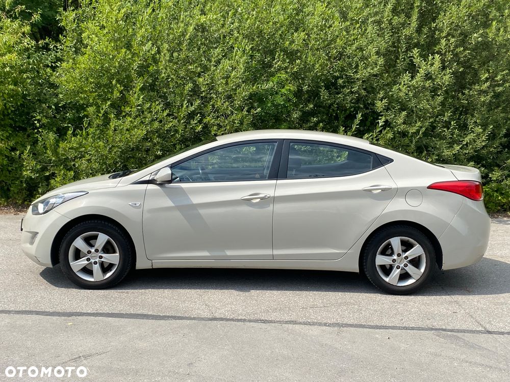 Hyundai Elantra - 4
