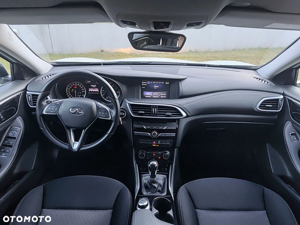 Infiniti Q30 1.6t - 8