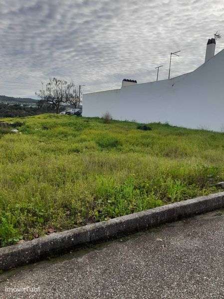 Terreno amplo com bons acessos - Grande imagem: 2/6