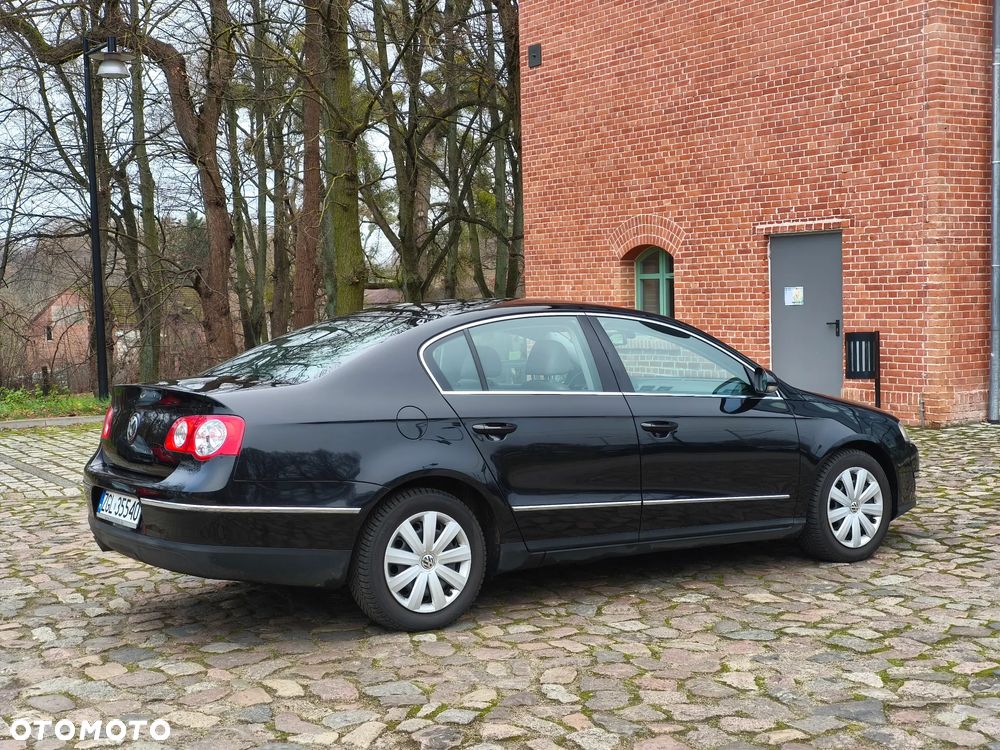 Volkswagen Passat 2.0 TDI DPF Highline - 9