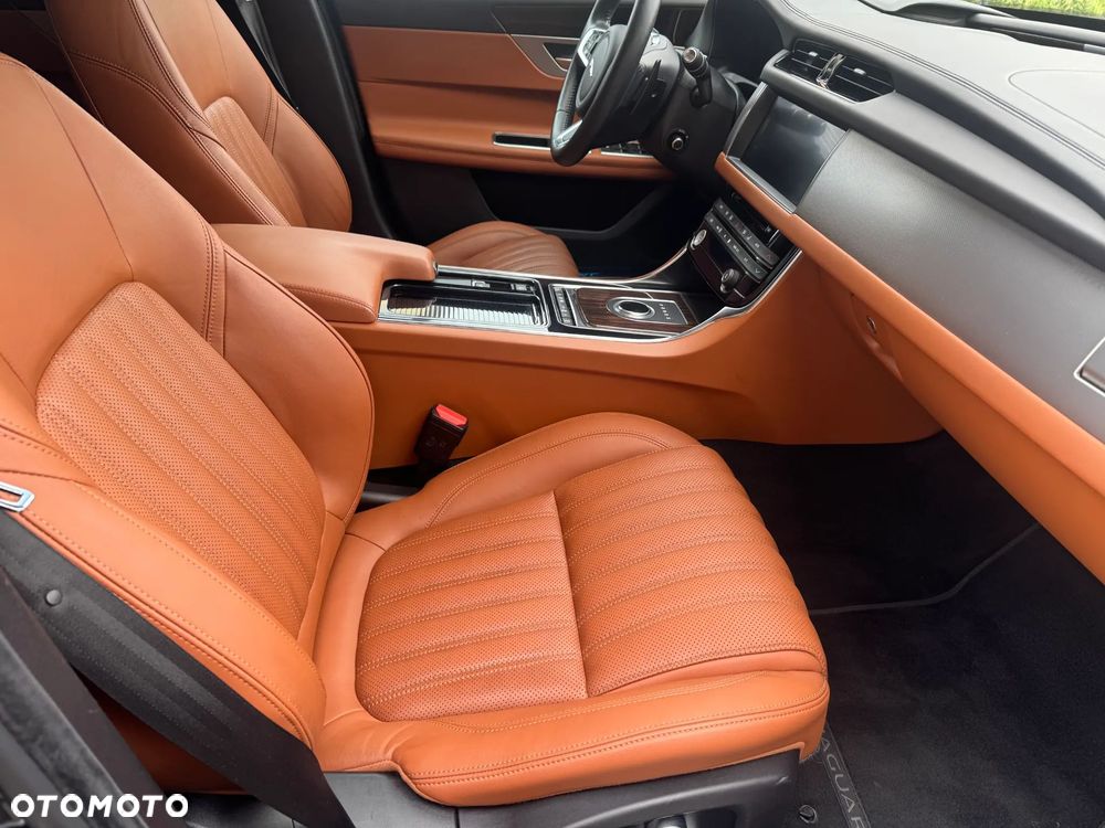 Jaguar XF 25t Portfolio - 14