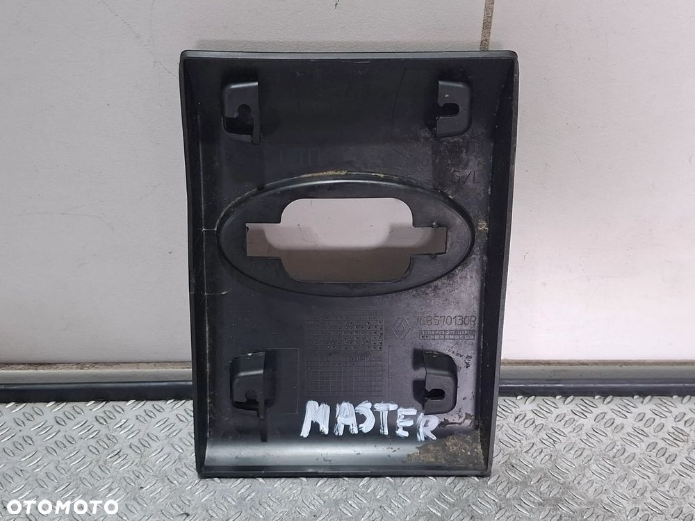 Listwa boczna lewa Renault Master IV 2019 rok nr 768570130R - 2