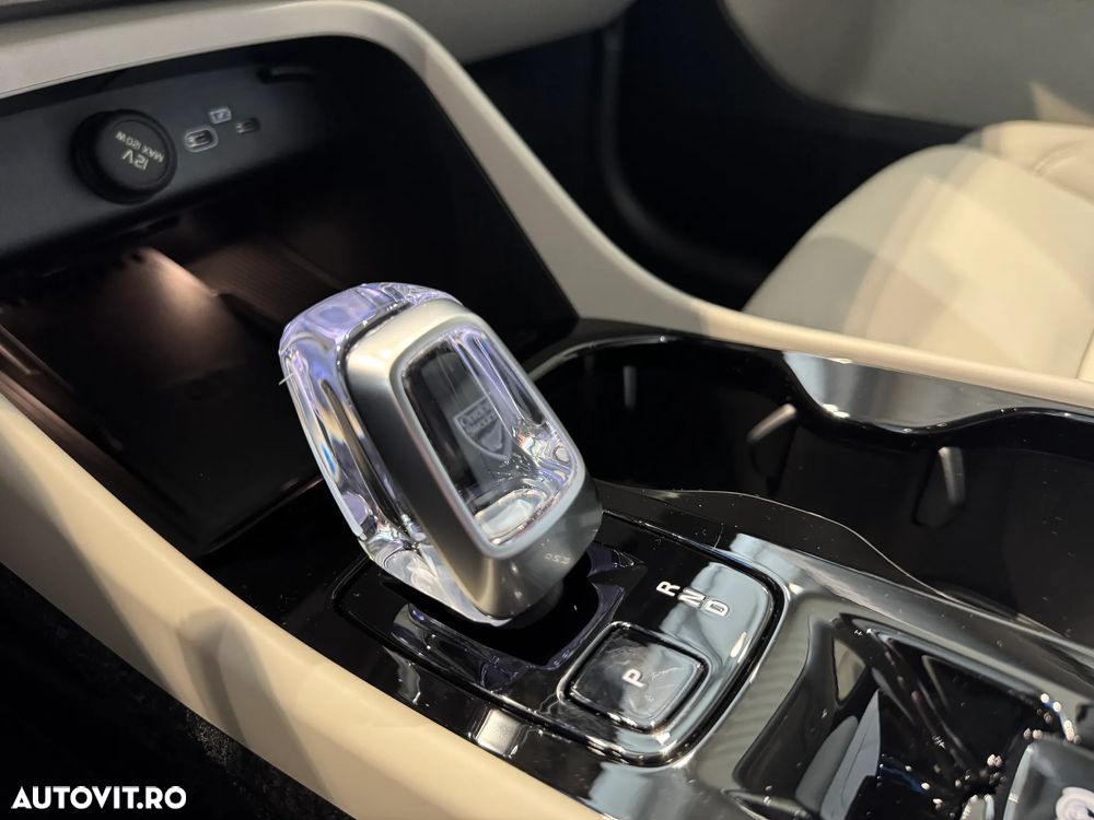 Volvo XC 40 B3 AT FWD MHEV Plus Dark - 19