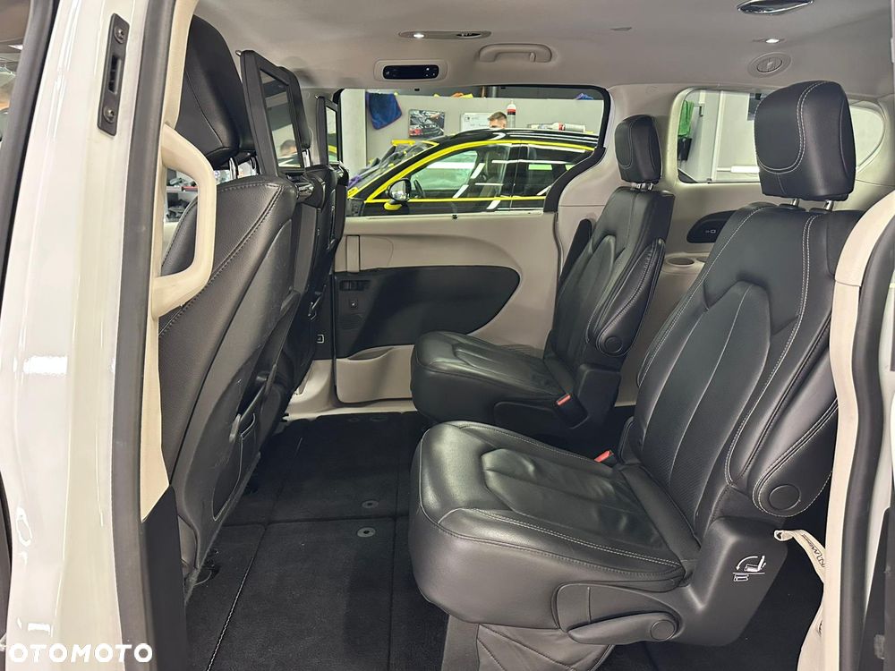 Chrysler Pacifica - 21