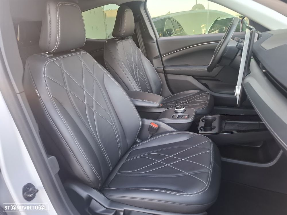 Ford Mustang Mach-E Premium - 41