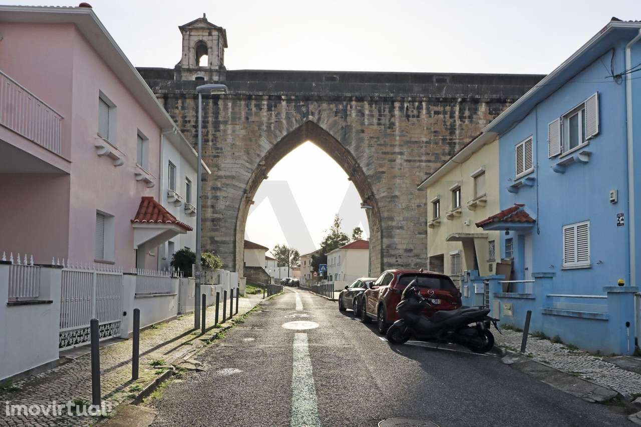 Moradia T3  Fora de Série em Campolide com vista do Aqueduto com anexo - Grande imagem: 3/60