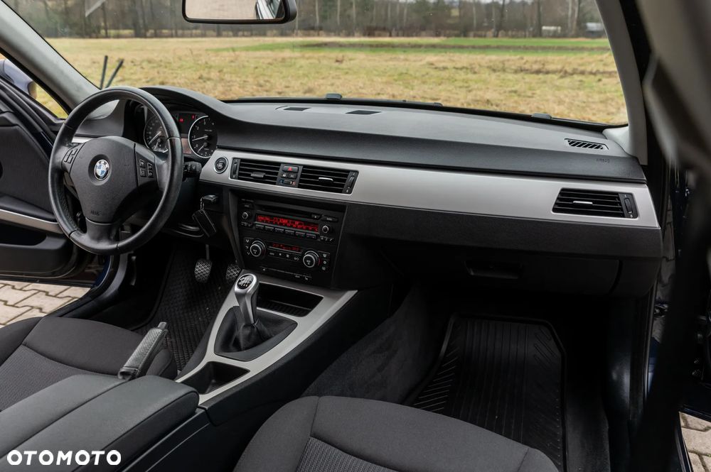 BMW Seria 3 318i - 27