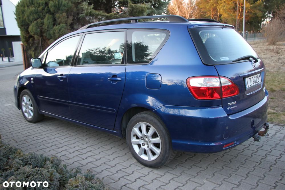 Toyota Avensis Verso D-4D - 6