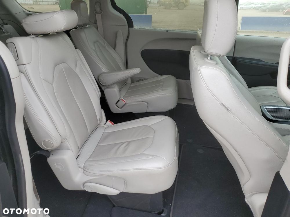 Chrysler Pacifica - 10