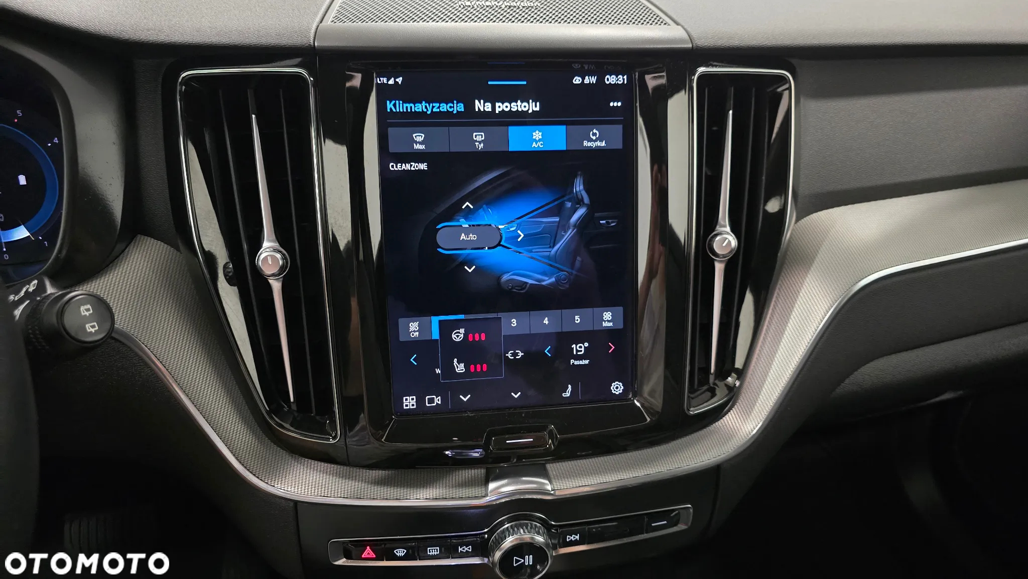 Volvo XC 60 B4 D AWD Plus Dark - 29