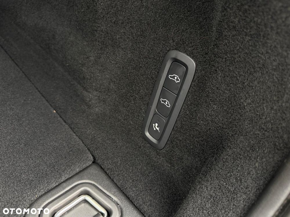 Volvo XC 60 B5 B AWD Ultimate Dark - 36