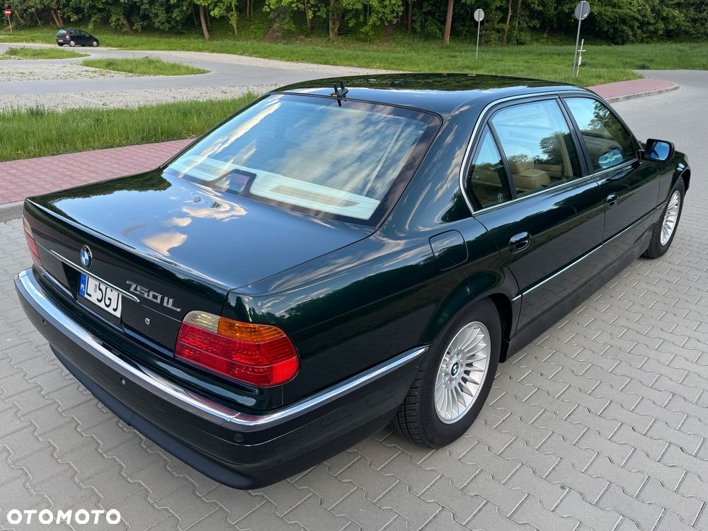 BMW Seria 7 750i - 12