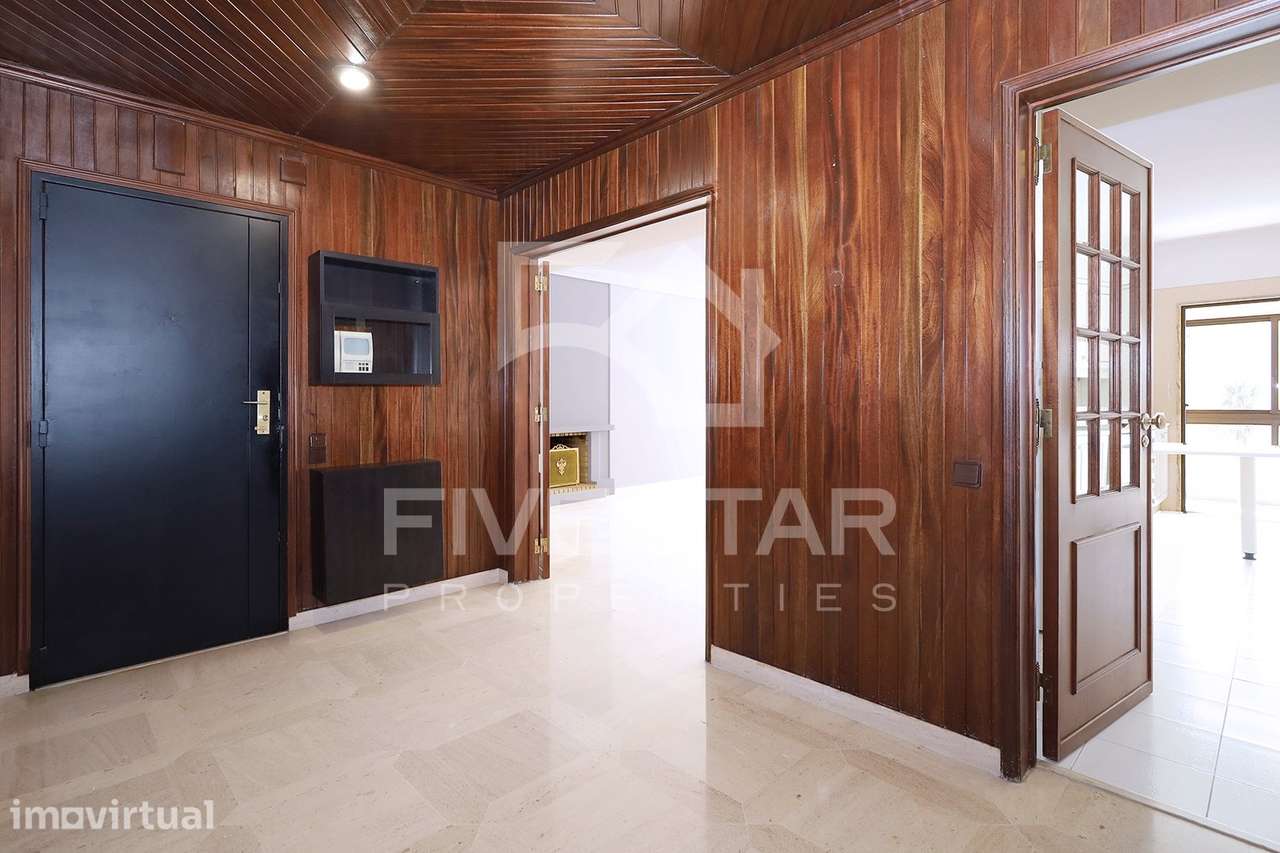 Arrendamento - T3 Amplo - Carnaxide - Garagem e Arrecadação - Grande imagem: 3/32