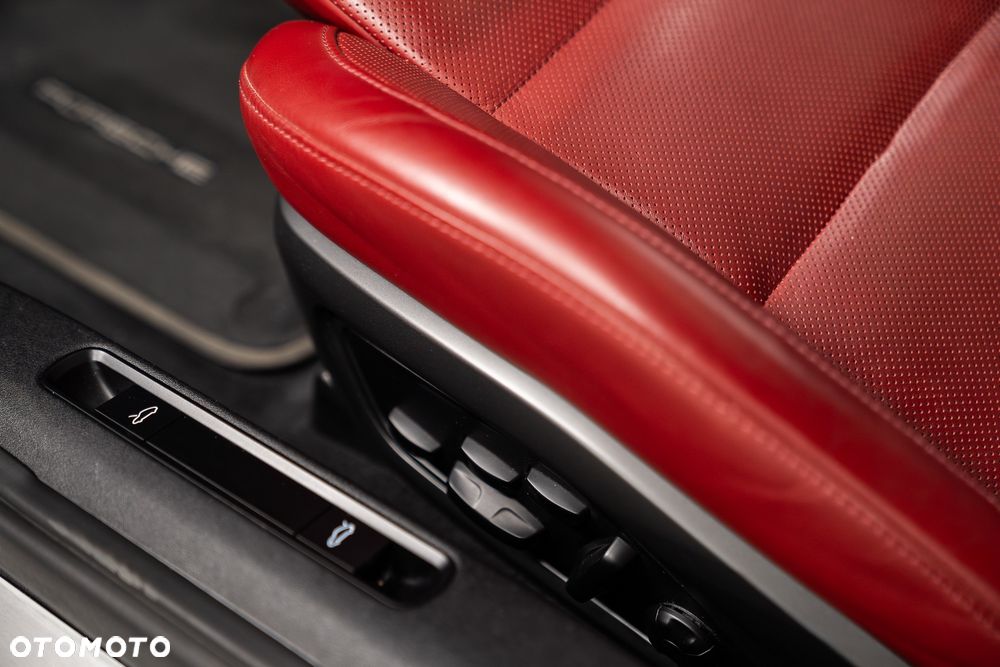 Porsche 911 Carrera 4S - 29