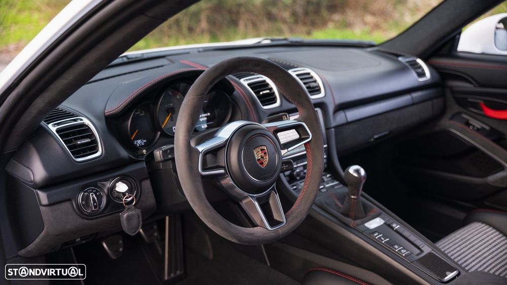 Porsche Cayman GT4 - 38
