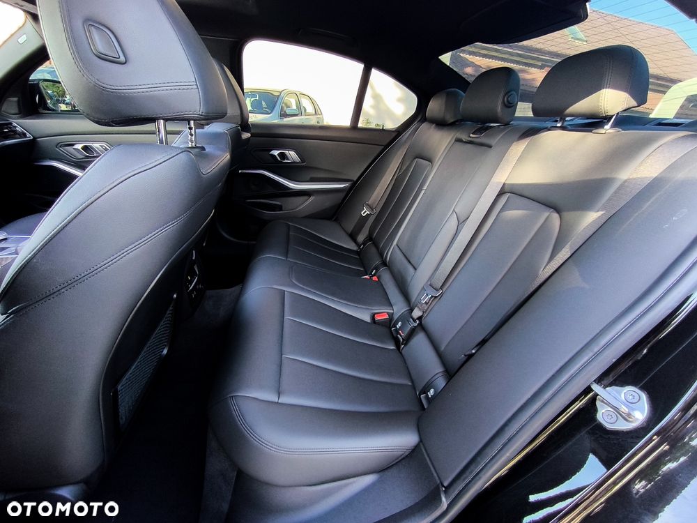 BMW Seria 3 330i xDrive Luxury Line sport - 12