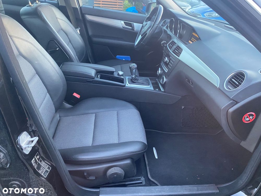 Mercedes-Benz Klasa C 180 CGI Automatik BlueEFFICIENCY Avantgarde - 26