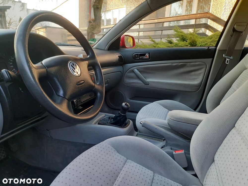 Volkswagen Passat 1.6 GL - 25