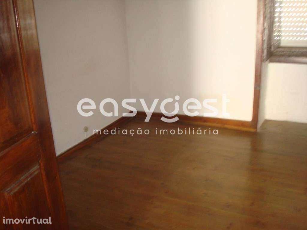 Moradia T3 tradicional em granito e madeira em Almendra - Grande imagem: 3/8