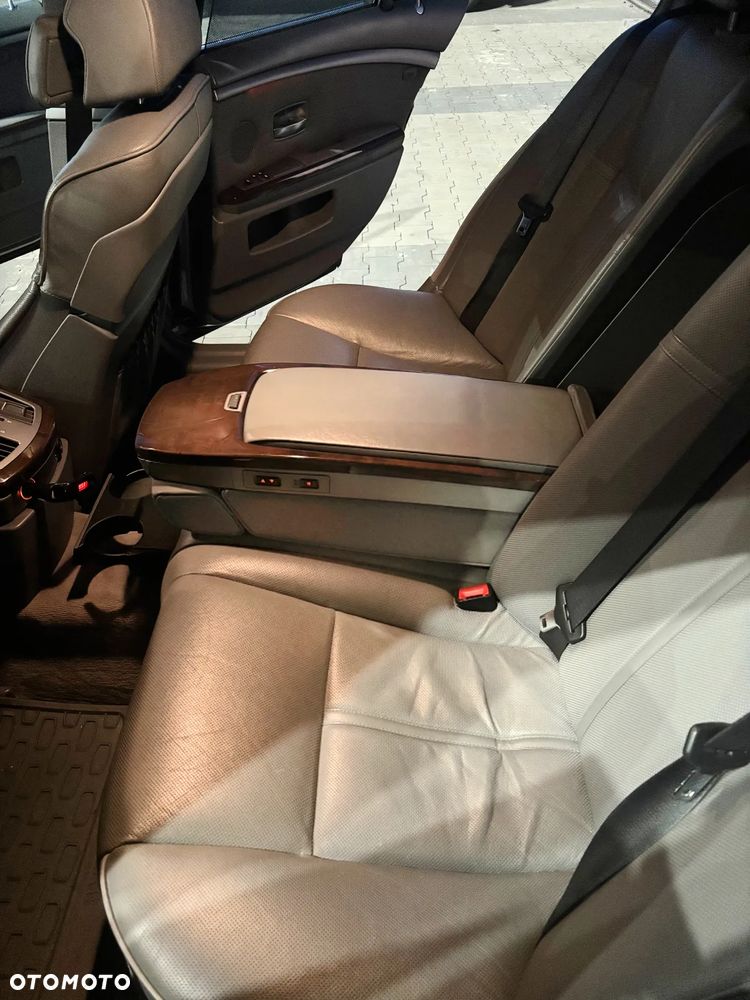 BMW Seria 7 745i - 17