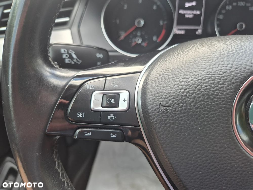 Volkswagen Passat 2.0 TDI SCR Highline - 18