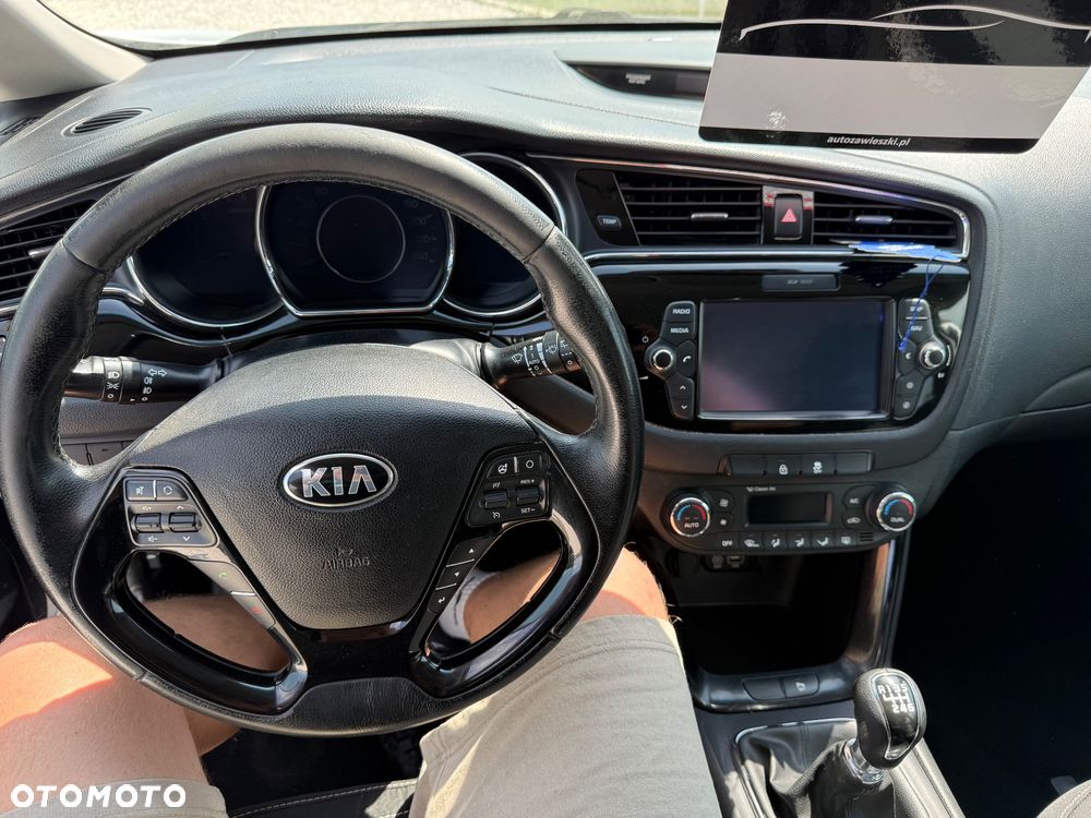 Kia Ceed 1.6 CRDi 136 ISG Vision - 23