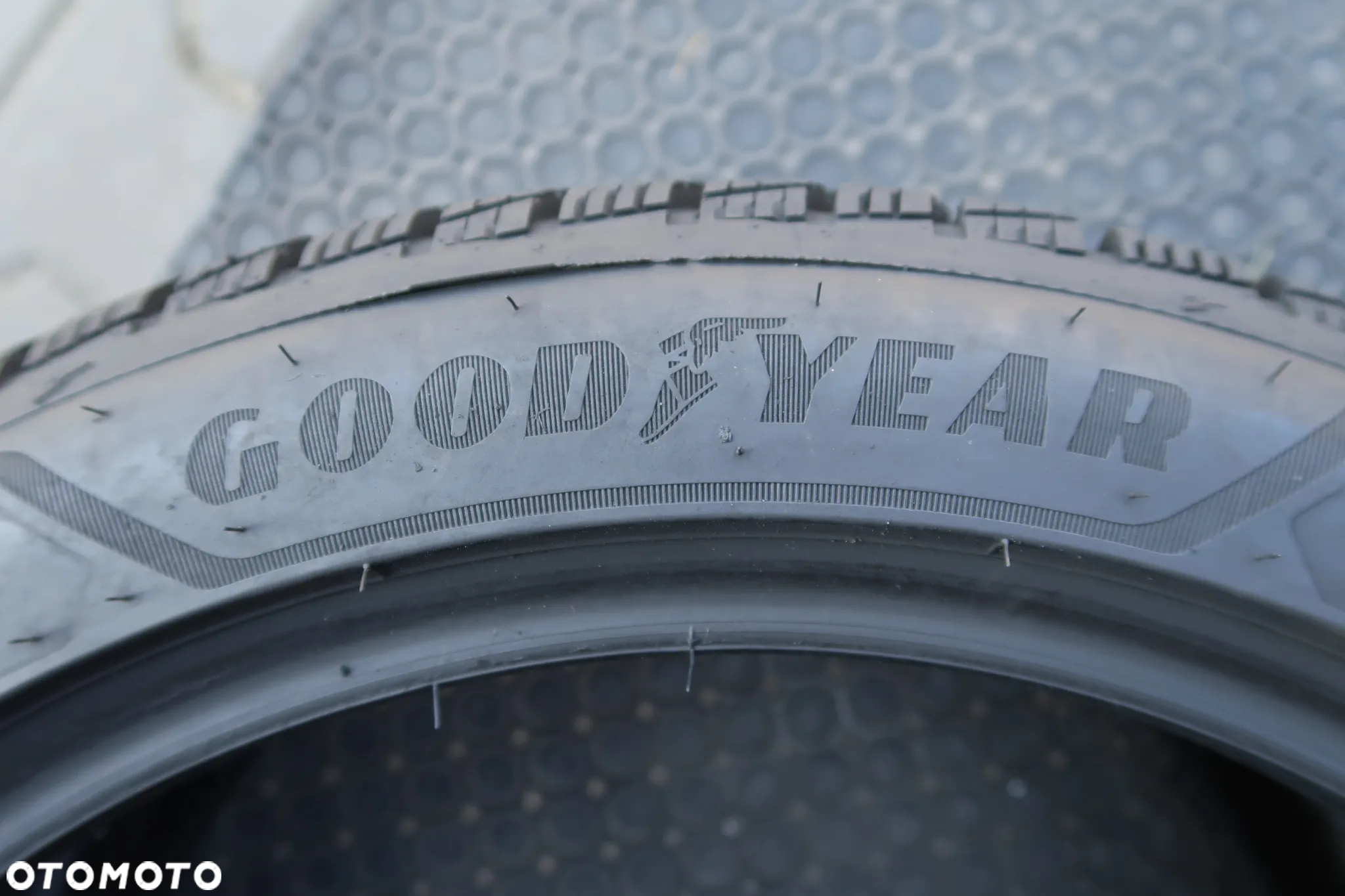 225/45r18 Goodyear Ultra Gri Performance 3  225/45/18 - 4