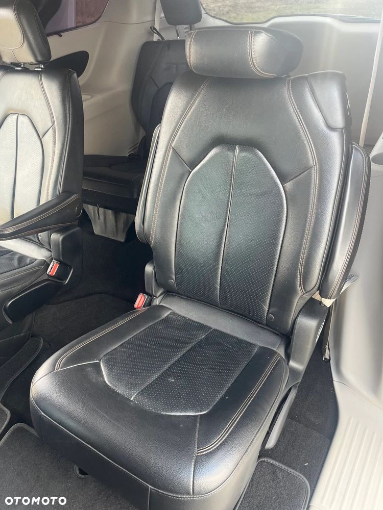 Chrysler Pacifica - 16