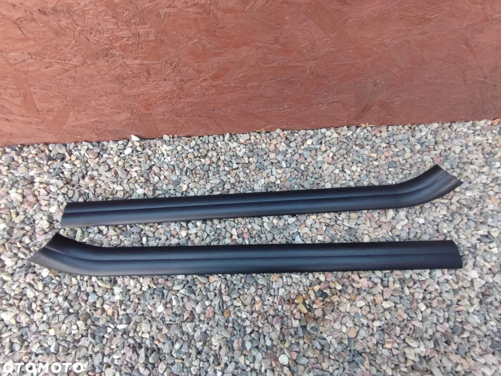 BMW E81 / E82 / E88. ORYGINALNE OSŁONY USZCZELEK DRZWI / NAKŁADKI PROGOWE CZARNE. O NR: 6 981 707 / 6 981 708 OEM. W BARDZO DOBRYM STANIE. - 2