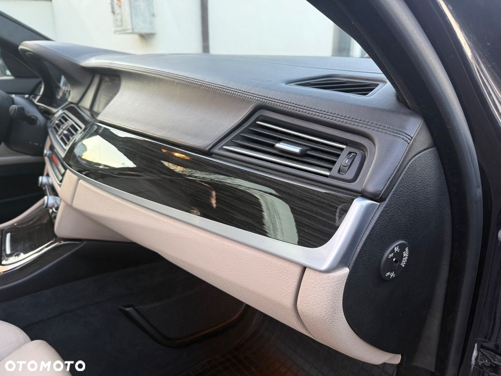 BMW Seria 5 525d Sport-Aut - 30