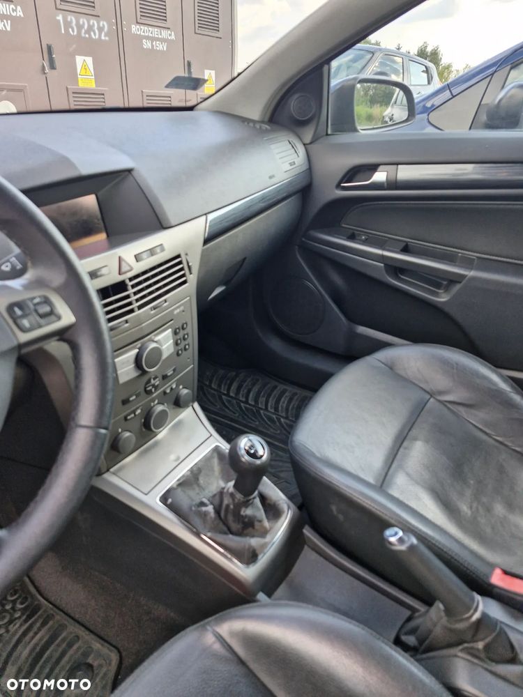 Opel Astra III GTC 2.0 T Cosmo - 16