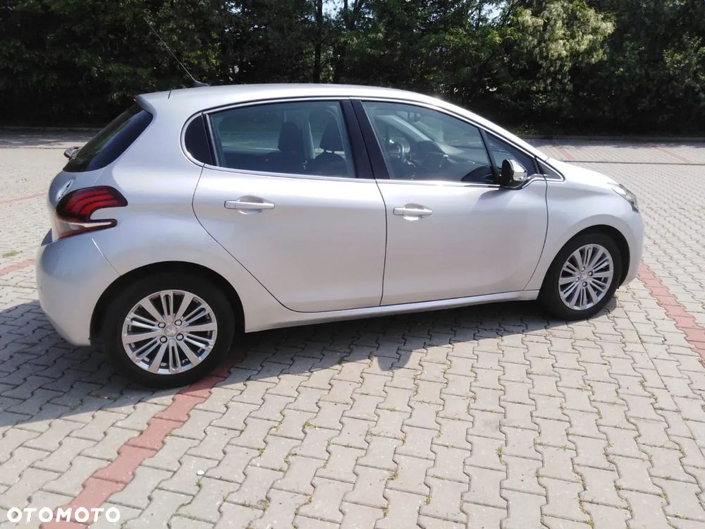 Peugeot 208 1.6 BlueHDi Allure S&S - 23