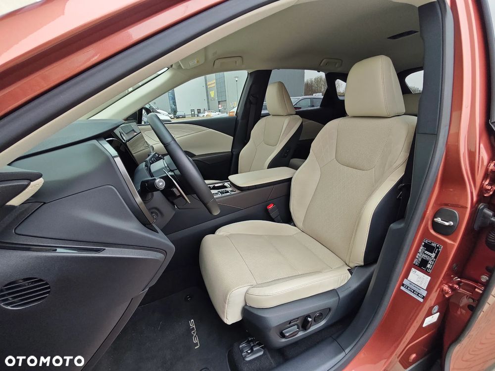 Lexus RX 450h+ Omotenashi - 11