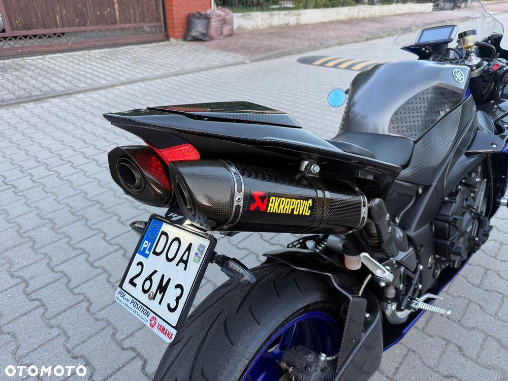 Yamaha R1 - 18