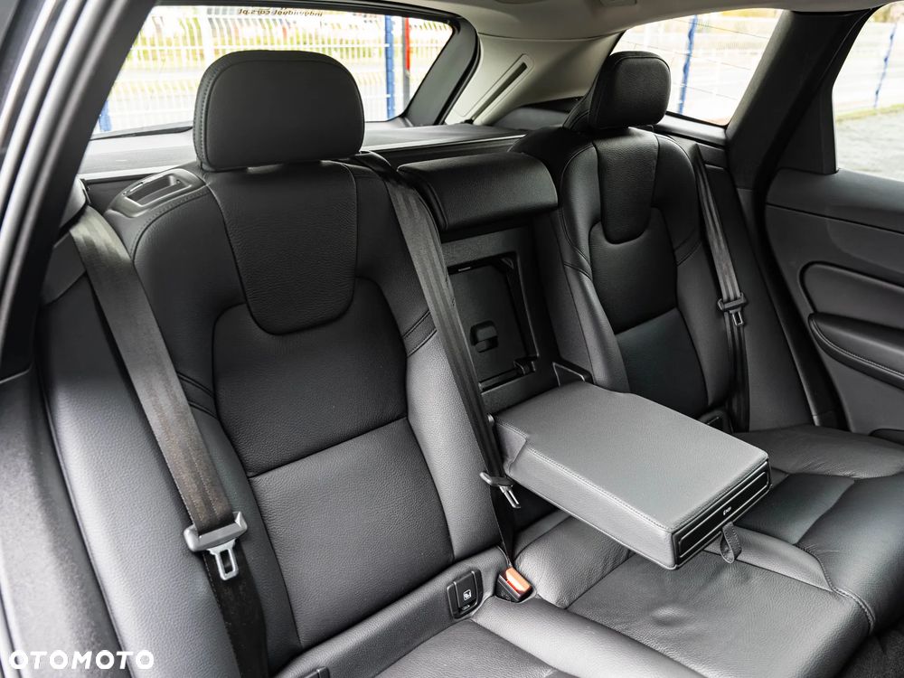 Volvo XC 60 B4 D AWD Plus Dark - 27
