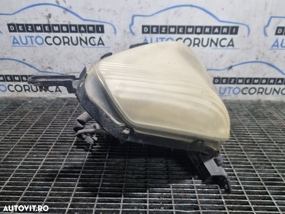 Far Dreapta Toyota RAV 4 II 2002 - 2006 SUV 4 Usi (1211) Fara xenon - 3