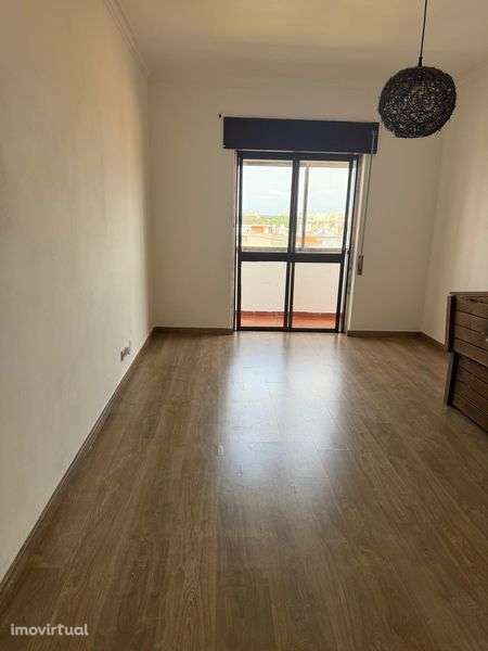 Aluga-se apartamento T2 Amora - Grande imagem: 3/7