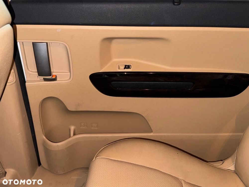 Kia Carnival - 26