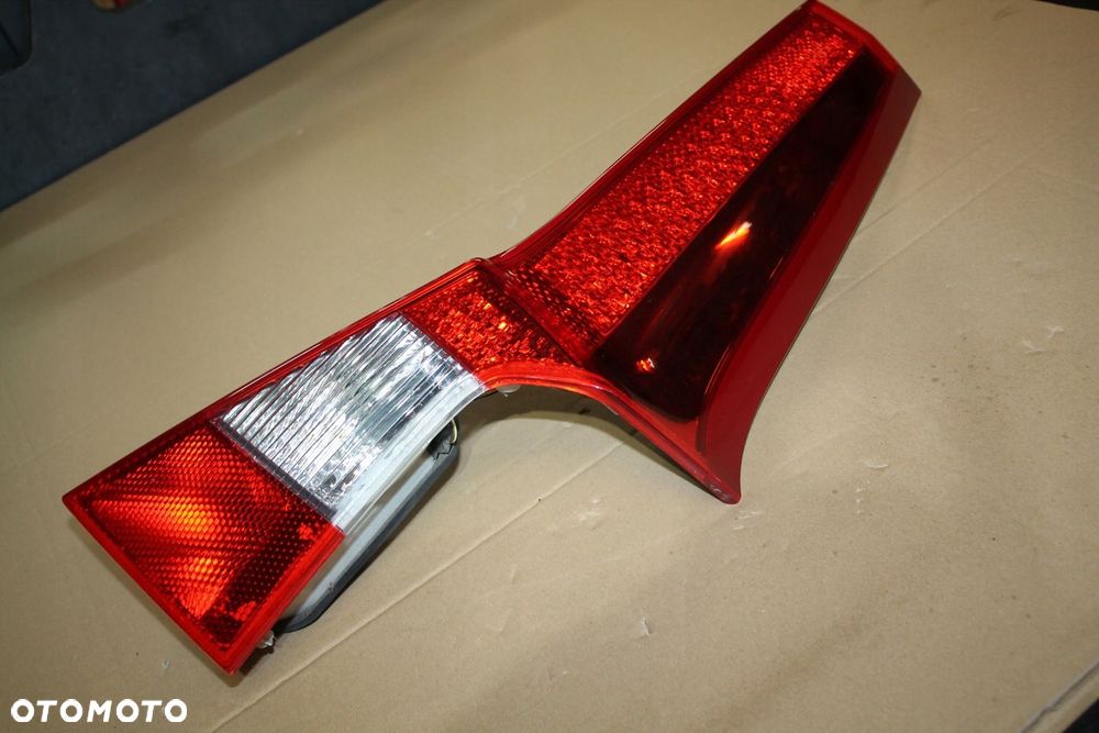 VOLVO V70 XC70 TYLNA PRAWA LAMPA IGŁA - 1