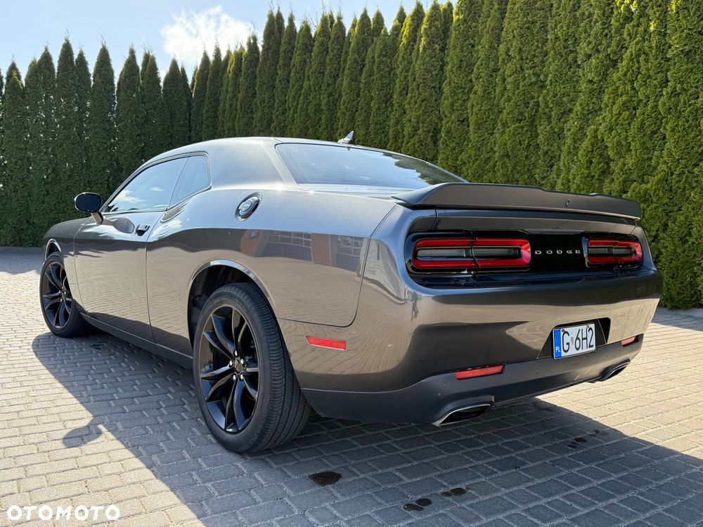 Dodge Challenger - 12