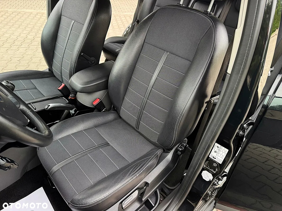 Ford Kuga 2.0 TDCi 2x4 Titanium - 30
