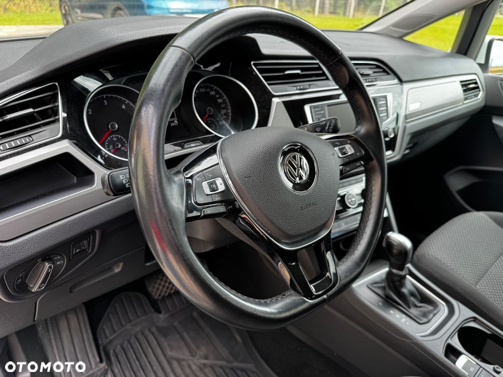 Volkswagen Touran - 12