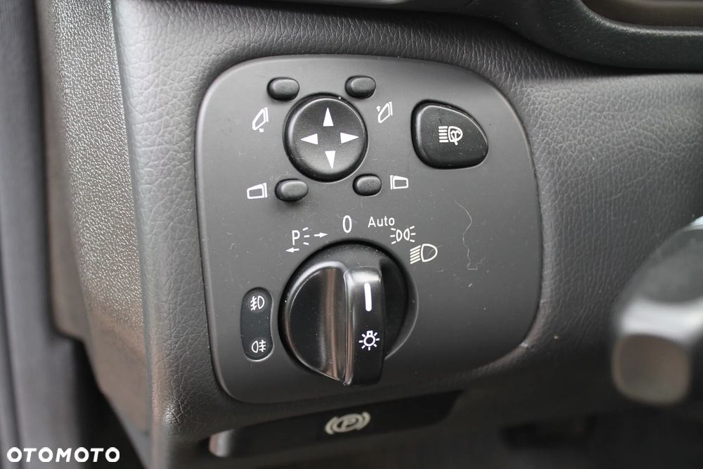 Mercedes-Benz Klasa C 200 CGI Elegance - 35