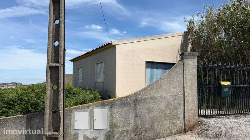 Armazém com logradouro na Igreja Nova - Grande imagem: 2/4
