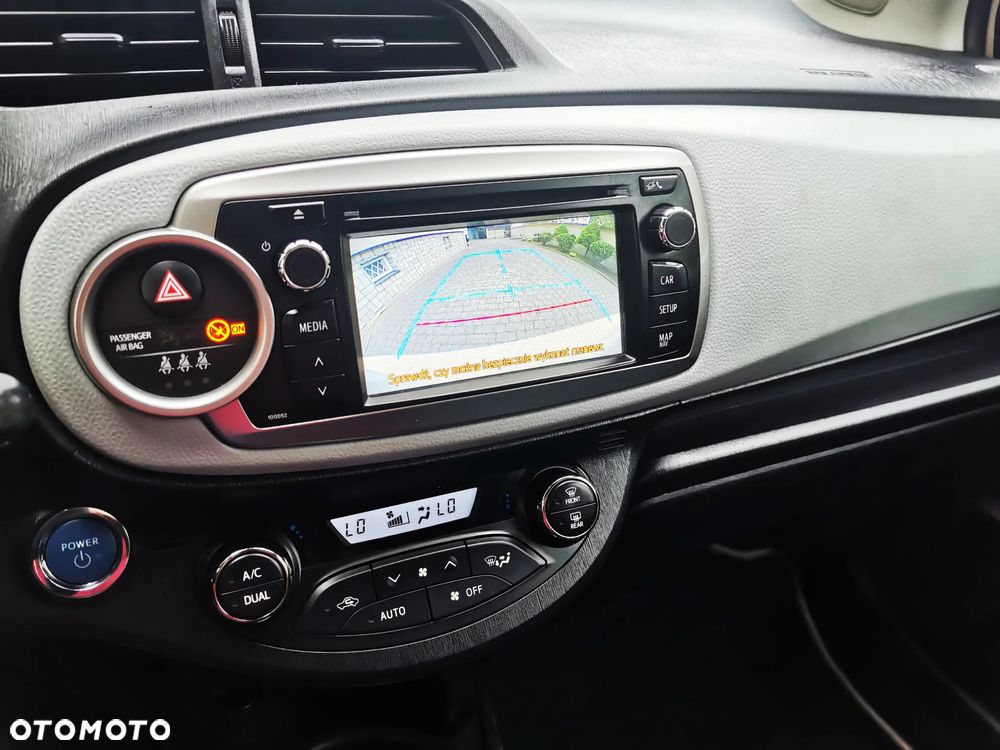 Toyota Yaris Hybrid 100 Premium - 6