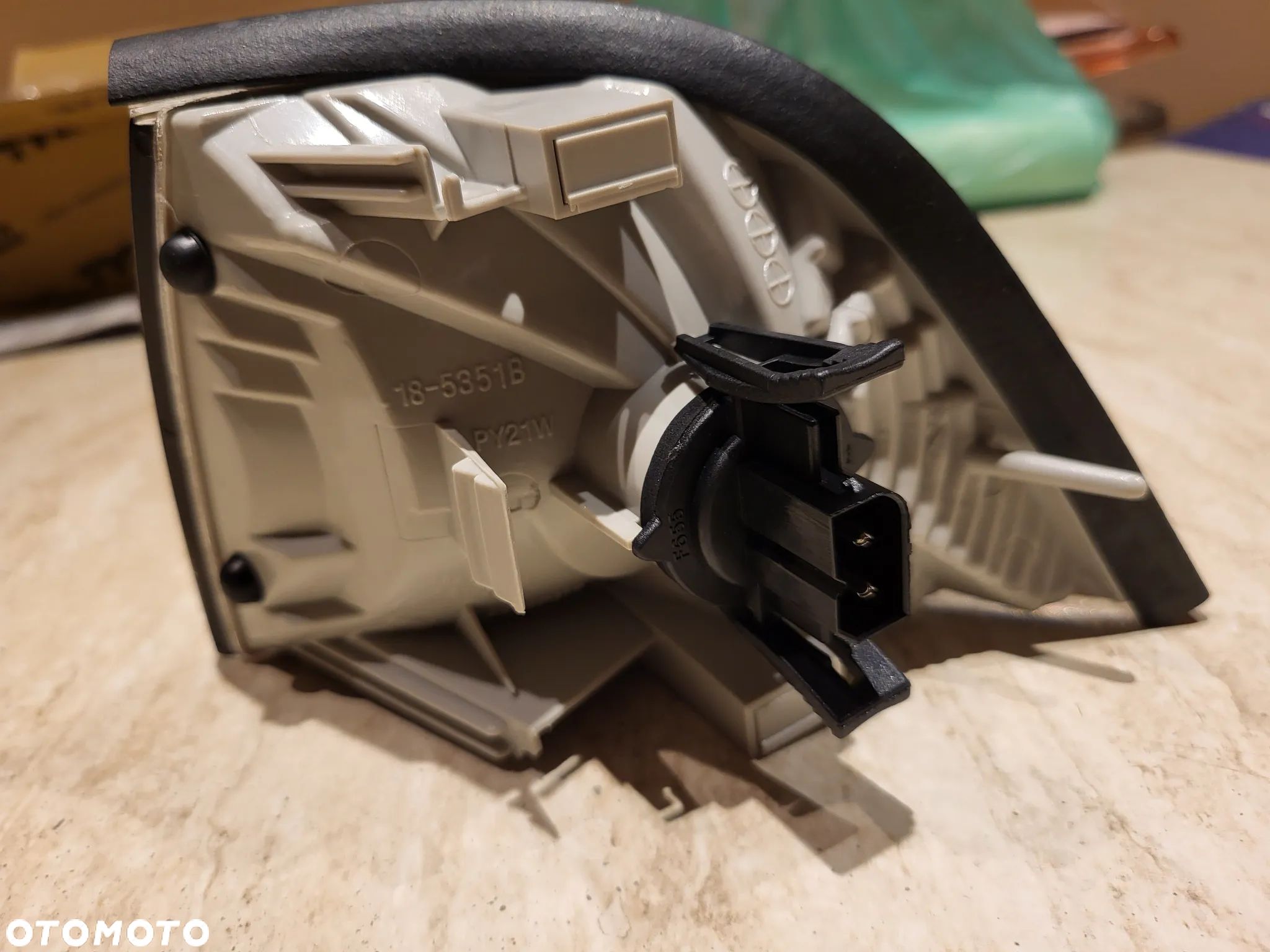 Migacz  Kierunkowskaz  PRZEDNI prawy  P biały, PY21W  BMW 3 E36 Coupe / Kabriolet 09.90-08.00 - 1