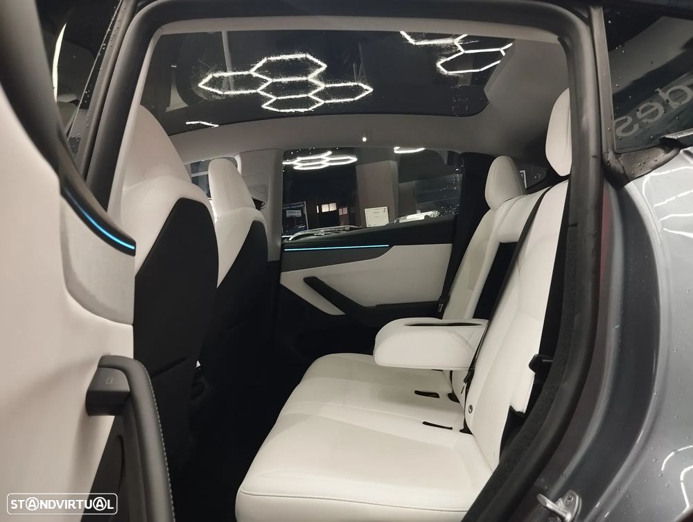Tesla Model Y - 18