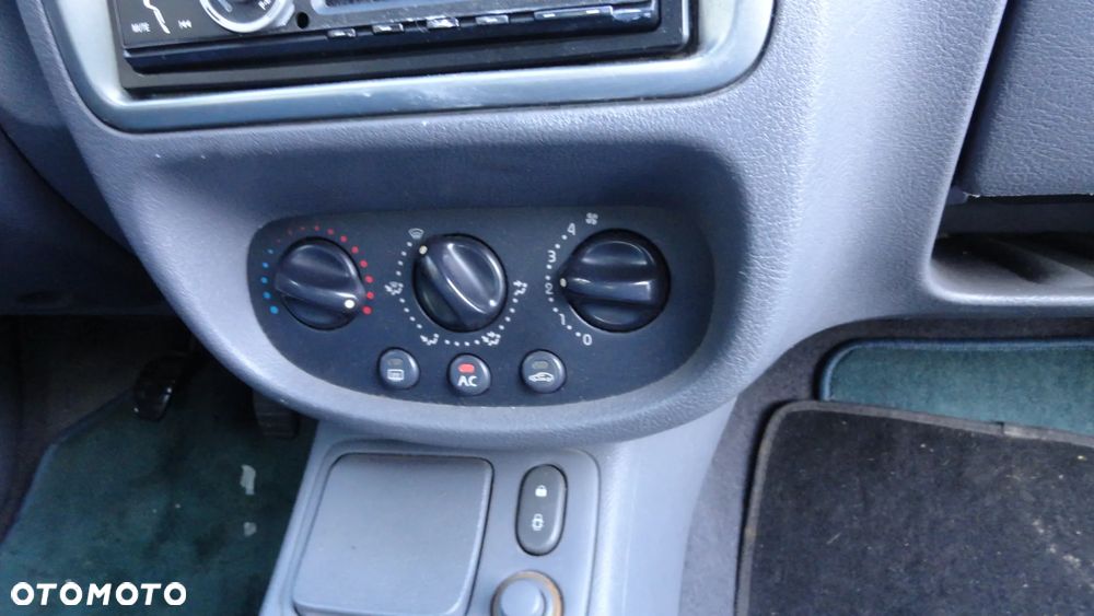 Renault Clio 1.2i MTV - 12